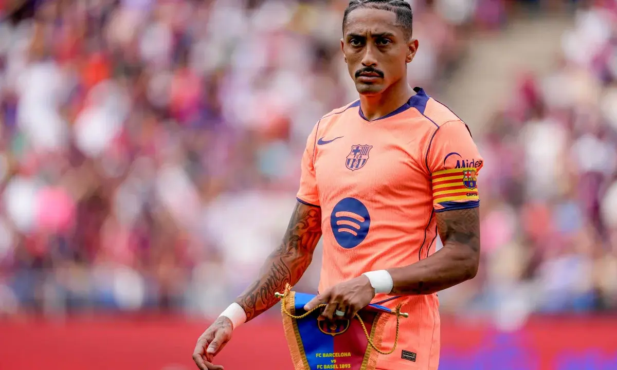 Raphinha será capitão do Barcelona na temporada, diz jornal