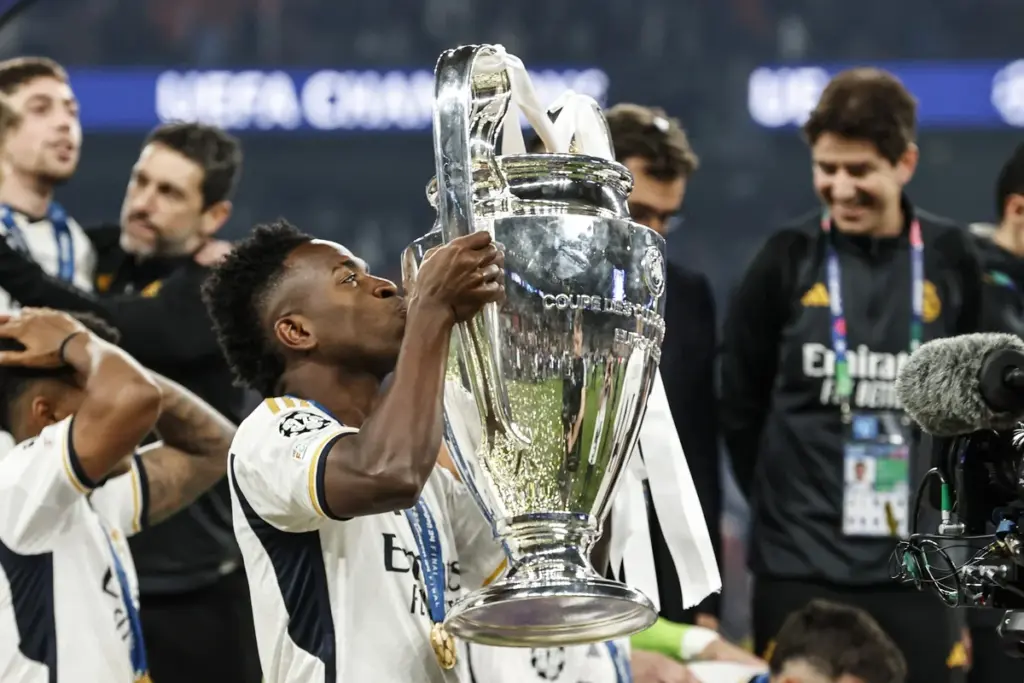 Real Madrid homenageia Vini Jr. após anúncio de renovação