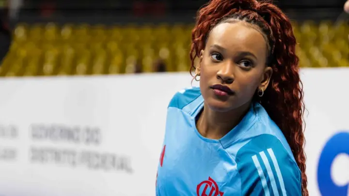 Rebeca Andrade treina série na trave antes de estreia em torneio no DF