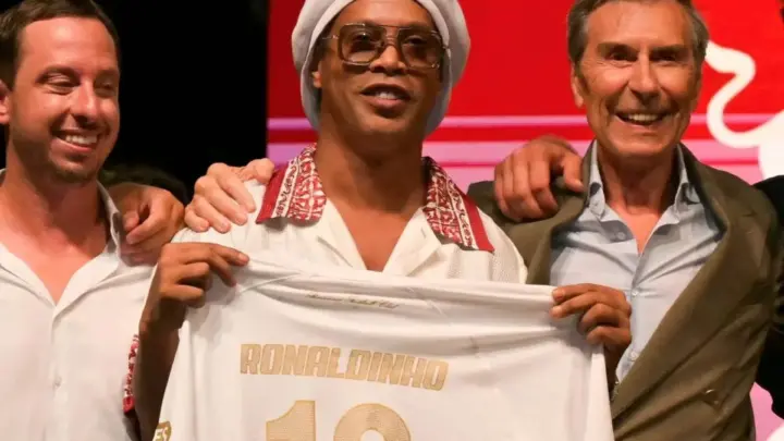 Ronaldinho é apresentado no Ravenna, da Itália: "Fazer o que eu amo"
