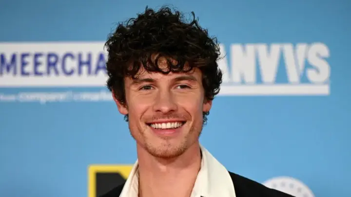 Shawn Mendes é flagrado por fã em igreja em São Paulo; veja