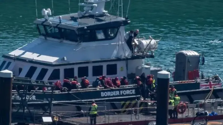 Guarda Francesa resgata 157 migrantes de barco em chamas no Canal da Mancha