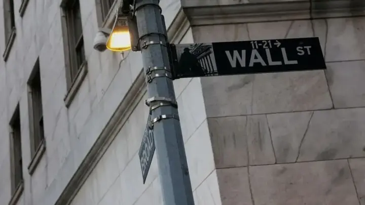 Wall Street fecha em queda após inflação dos EUA e à espera da Nvidia