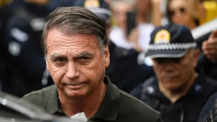 Bolsonaro ajusta prótese dentária em atendimento sob escolta da PM no DF