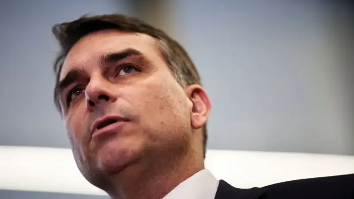 Flávio reage a pagamentos revelados envolvendo ex-chefe de gabinete de Lula