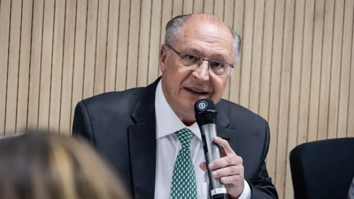 Tarifaço é injusto, mas não vamos sair da mesa de negociação, diz Alckmin