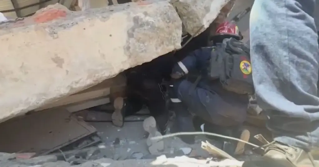 Terremoto na Colômbia: Equipes procuram pessoas presas em escombros