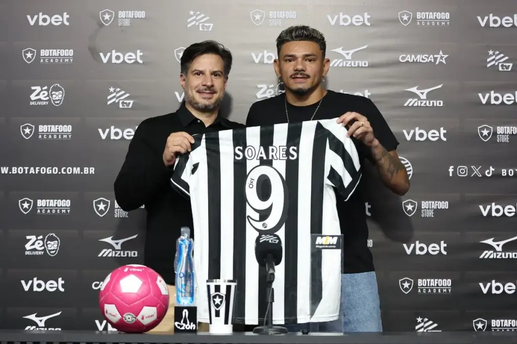 Tiquinho Soares é apresentado e recebe a camisa número 9 do Botafogo