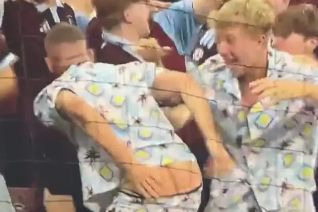 Torcedor mostra a bunda após gol do Aston Villa na Supercopa da Europa