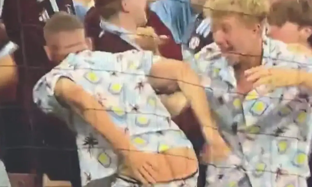 Torcedor mostra a bunda após gol do Aston Villa na Supercopa da Europa