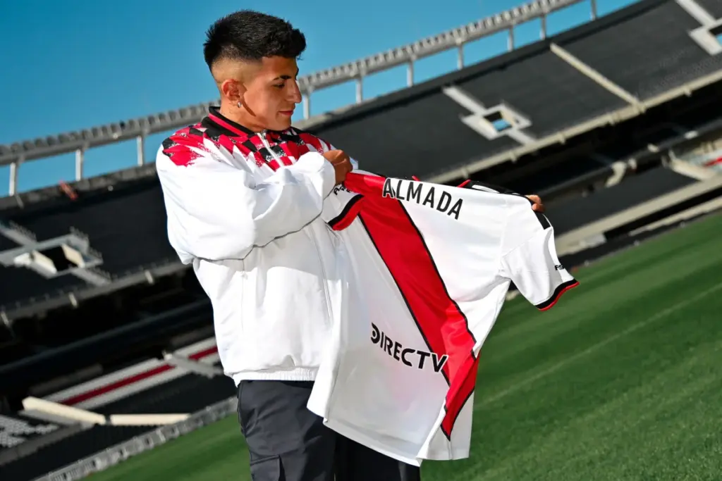 Torcedores do Flamengo zombam Almada após apresentação no River Plate