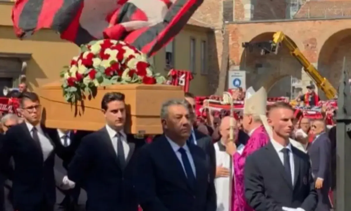 Torcedores lotam Milão para funeral de Franco Baresi