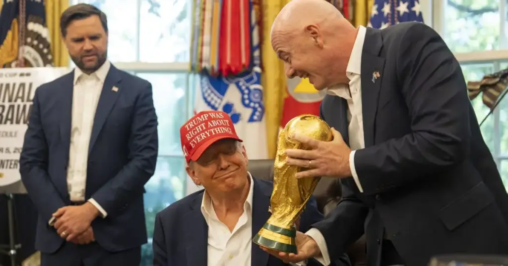 Trump diz que seria “erro terrível” se Infantino deixasse a Fifa