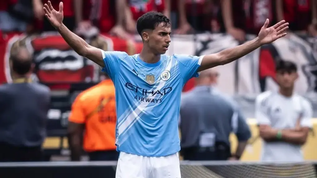 Vitor Reis impressiona novo técnico e brigará por titularidade no City