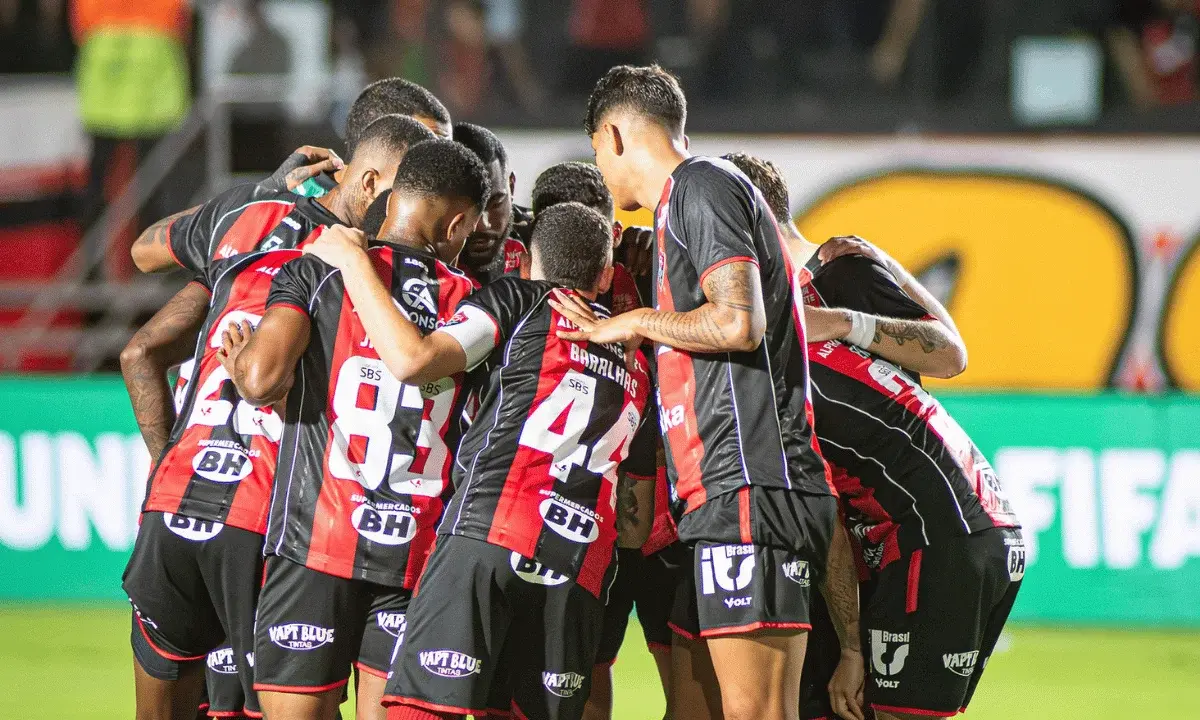 Vitória goleia Athletico, reverte desvantagem e avança na Copa do Brasil