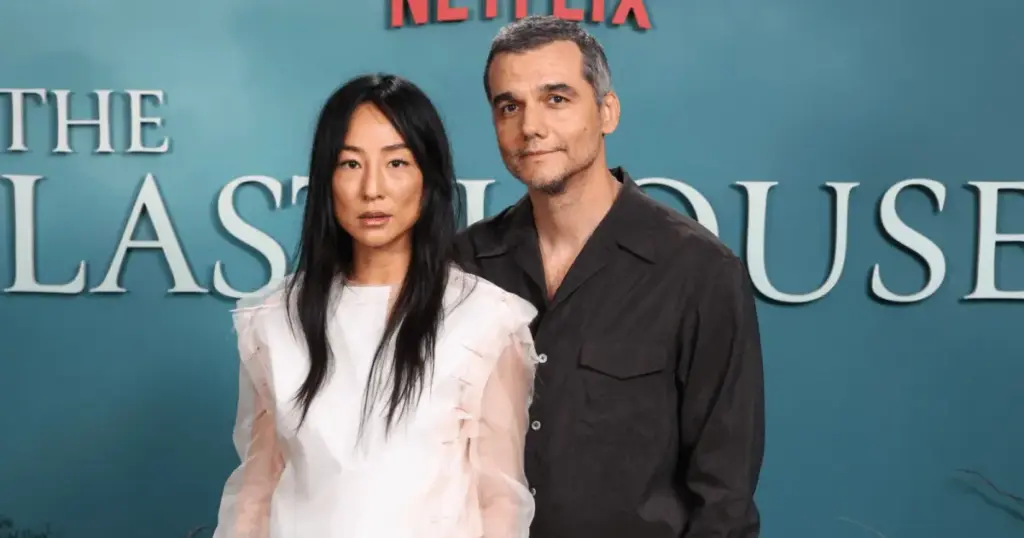 Wagner Moura posa ao lado de Greta Lee em pré-estreia de “A Última Casa”