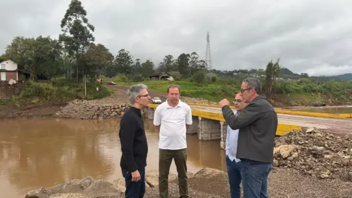 Zema visita ponte destruída por cheias no RS e volta a criticar Lula