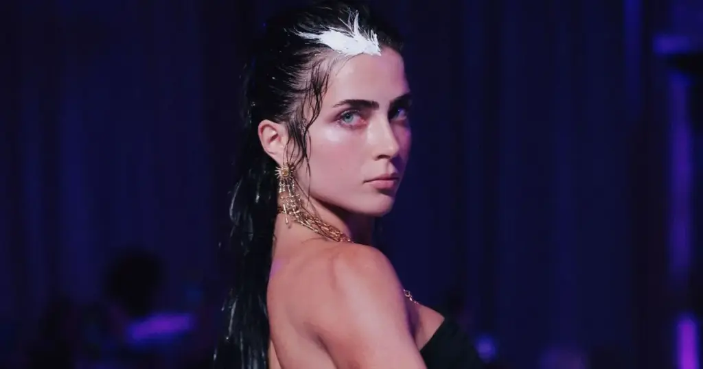 Jade Picon desfila pela primeira vez em uma semana de moda internacional