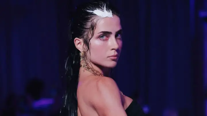 Jade Picon desfila pela primeira vez em uma semana de moda internacional
