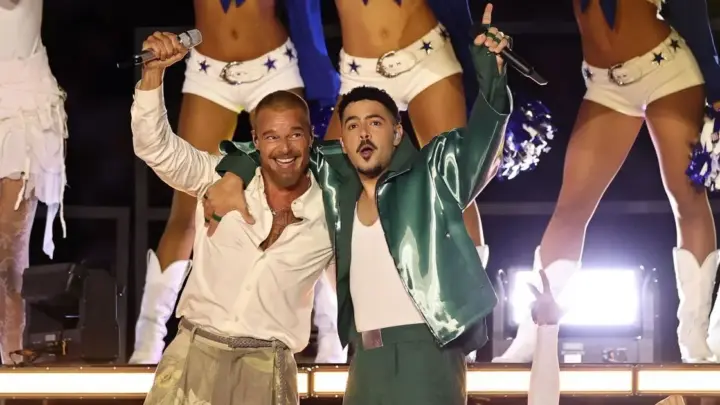 NFL no RJ: Ricky Martin tenta sambar e apresenta música com Pedro Sampaio