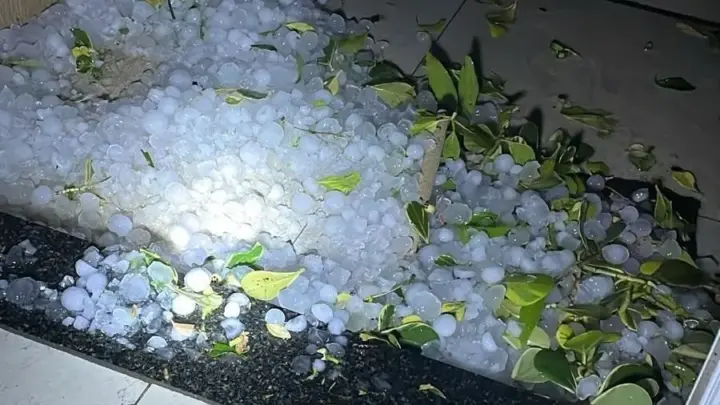 Temporais com granizo causam estragos na cidade de Santiago, no RS