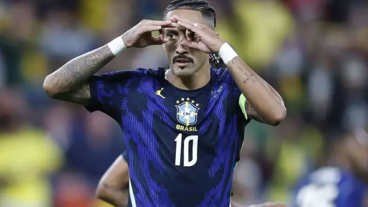Raphinha sente desconforto na coxa e é substituído em amistoso da Seleção
