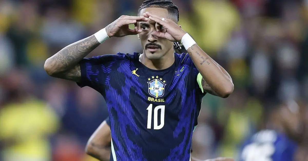 Raphinha sente desconforto na coxa e é substituído em amistoso da Seleção