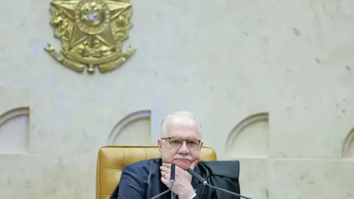 Fachin aguarda Dino para dar andamento a casos envolvendo Moraes e Mendonça