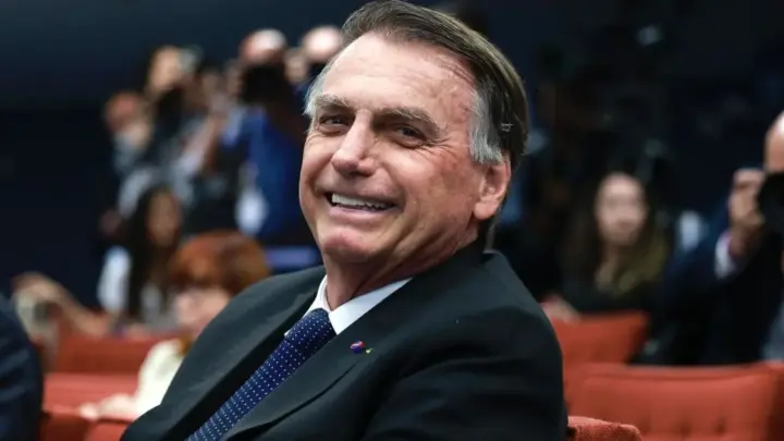 TSE libera uso de imagem de Bolsonaro em santinhos