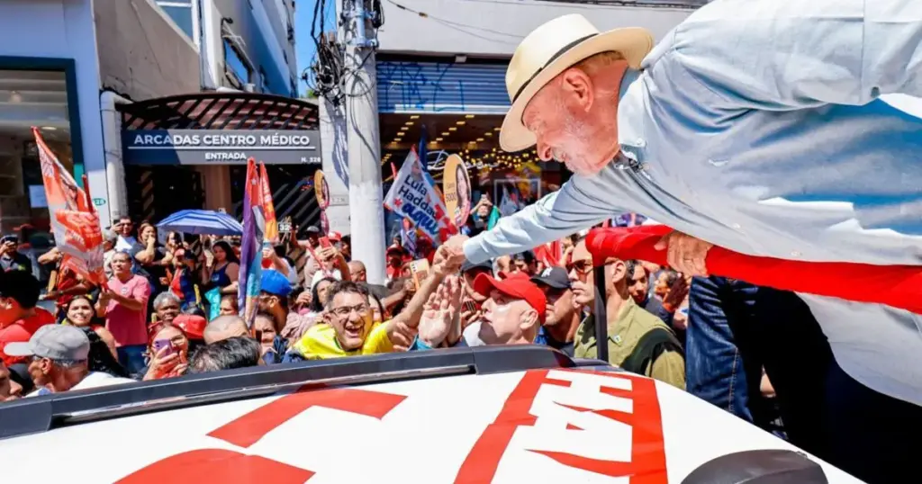 Lula chama fundo eleitoral de “promiscuidade” e defende reforma política
