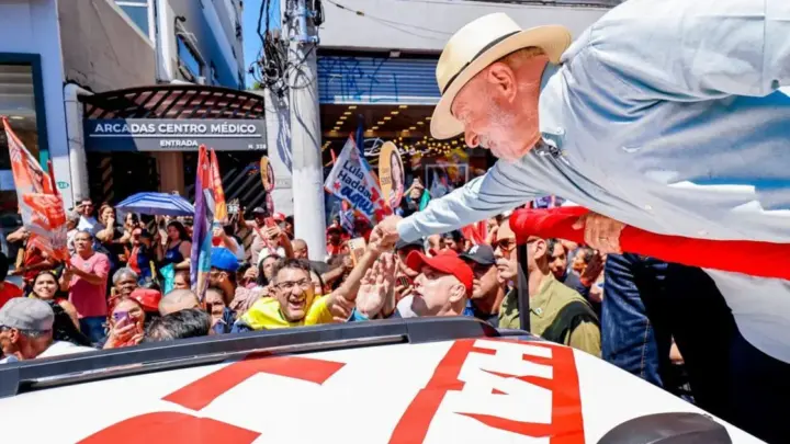 Lula chama fundo eleitoral de “promiscuidade” e defende reforma política