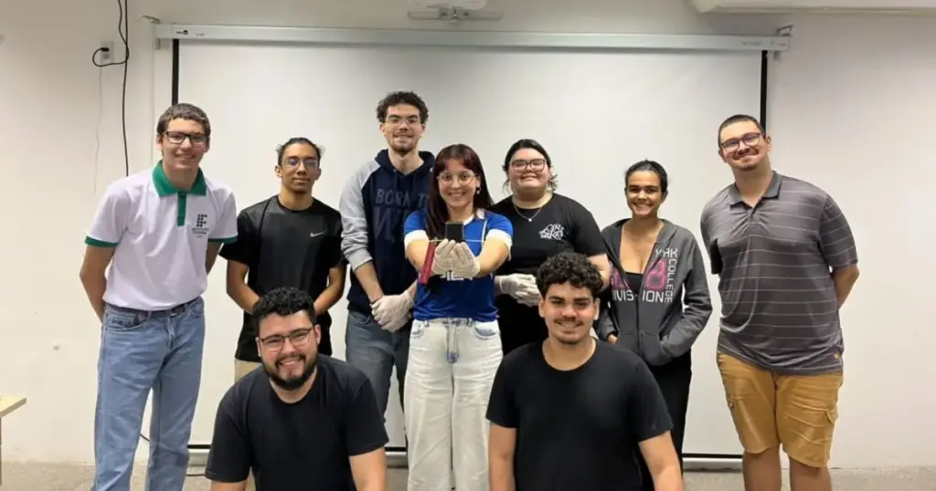 Satélites feitos por estudantes brasileiros vão embarcar em missão da SpaceX