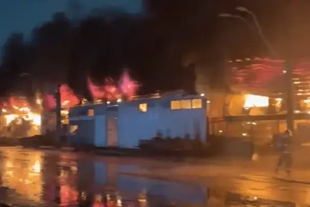 Incêndio atinge galpão no Ceasgesp, na zona oeste de São Paulo