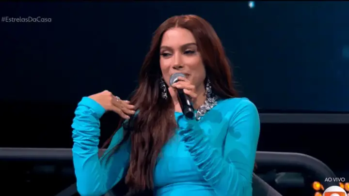 Anitta muda o tom, evita críticas e decide “amar tudo” no Estrelas da Casa