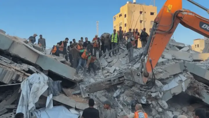 Prédio atingido por ataque em Gaza desaba e deixa 12 mortos