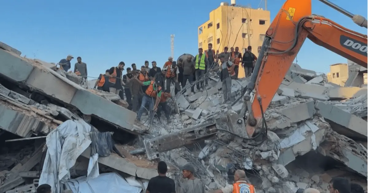 Prédio atingido por ataque em Gaza desaba e deixa 12 mortos