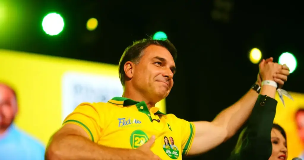 Flávio critica ajuste do Bolsa Família, mas diz que manterá valor se eleito