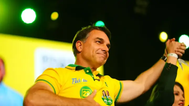 Flávio critica ajuste do Bolsa Família, mas diz que manterá valor se eleito