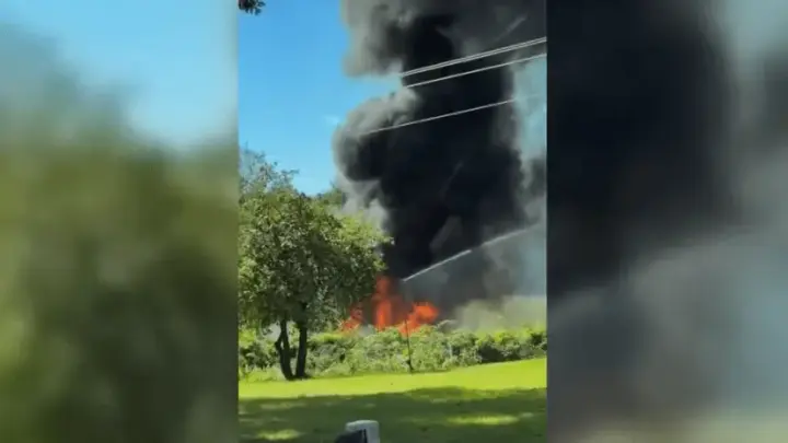 Avião militar cai e pega fogo em área residencial durante exercício nos EUA
