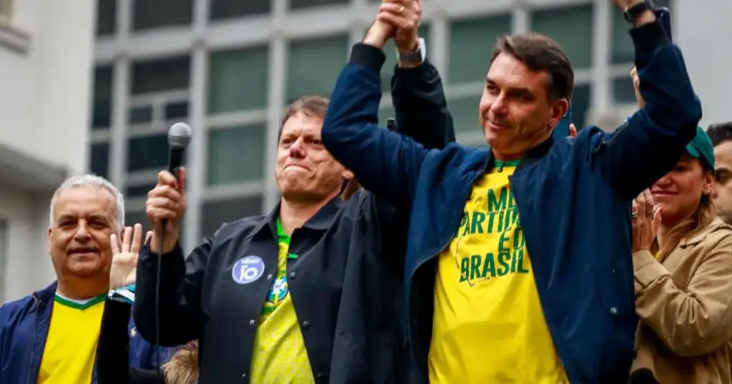 Palanque em SP reflete estratégia de Flávio para consolidar base eleitoral