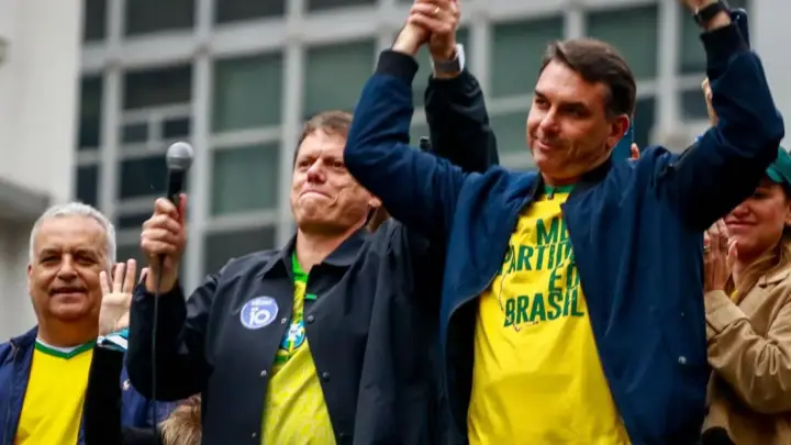 Palanque em SP reflete estratégia de Flávio para consolidar base eleitoral