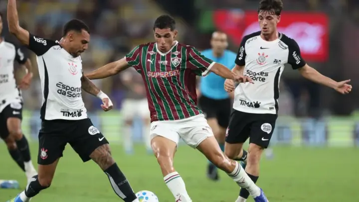 Em momentos opostos, Corinthians e Fluminense medem forças pelo Brasileiro