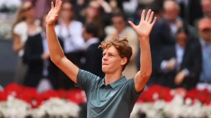 Jannik Sinner desiste de ATP em Pequim por lesão no joelho