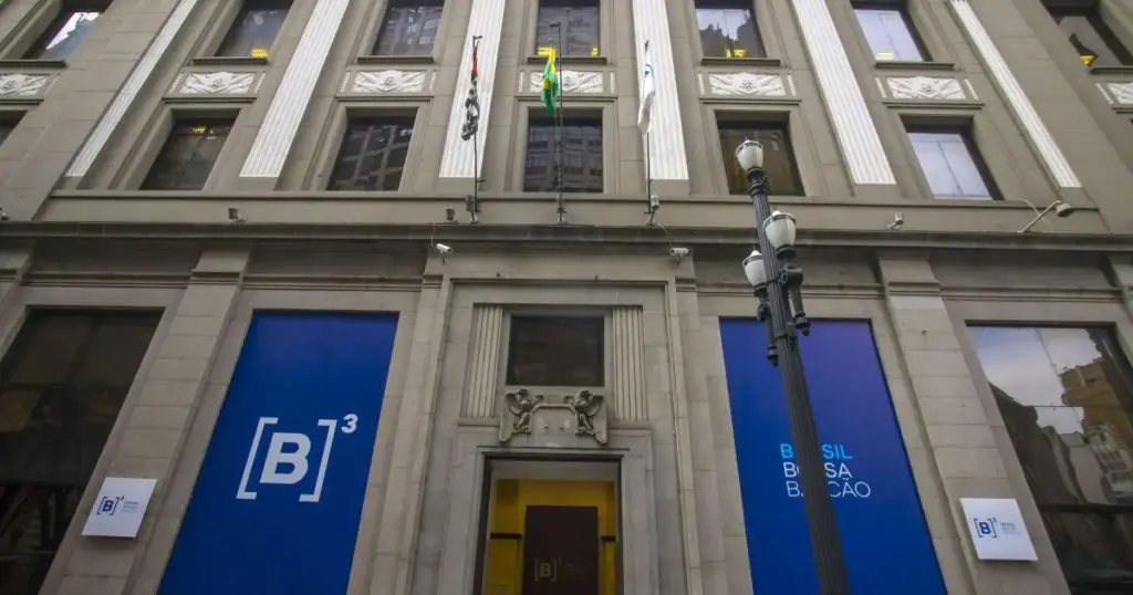 Dólar varia diante de “prévia do PIB” e expectativa sobre decisão de juros