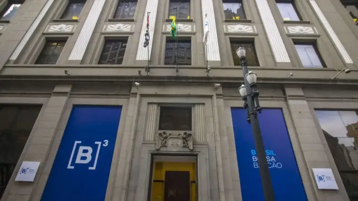 Dólar varia diante de “prévia do PIB” e expectativa sobre decisão de juros
