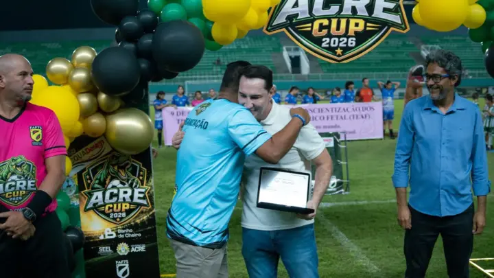 Ney Amorim é homenageado na abertura do Acre Cup por incentivar e apoiar o esporte, e população dispara: “Ele, sim, é amigo do esporte”