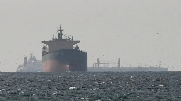 EUA: 17 milhões de barris de petróleo passaram por Ormuz na segunda-feira