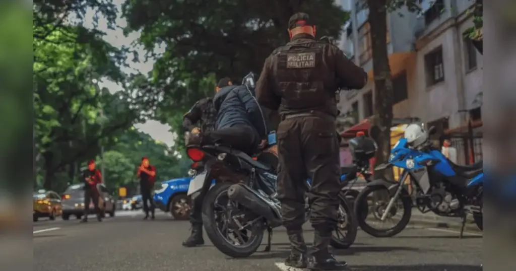 Polícia prende “Cabecinha da VJ” por tráfico de drogas em operação na Maré