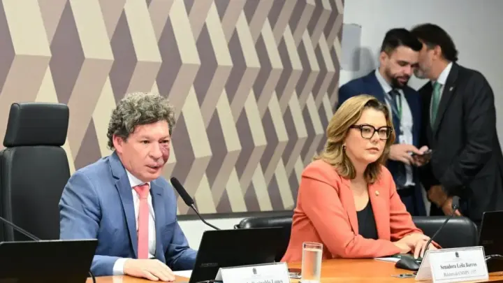 Após adiamento, comissão volta a discutir relatório da taxa das blusinhas
