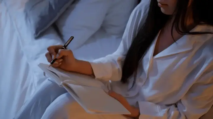 “Amanhã eu começo”: por que tantos planos de mudança de vida surgem antes de dormir?